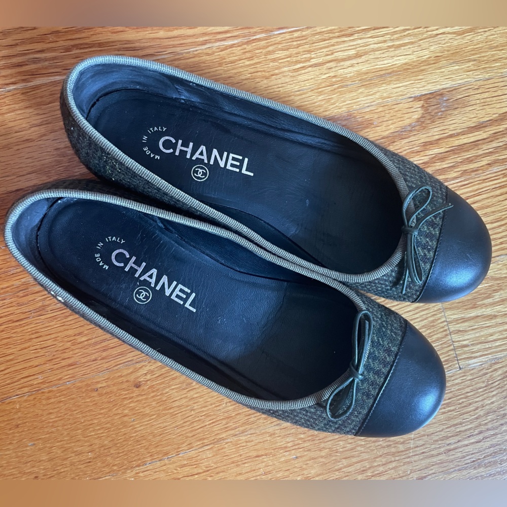Chanel Women's Black and Tweed Ballet Flats